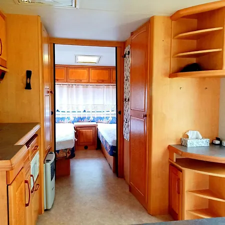 Kamp alanı Przyczepa Kempingowa Nad Jez Gardno *