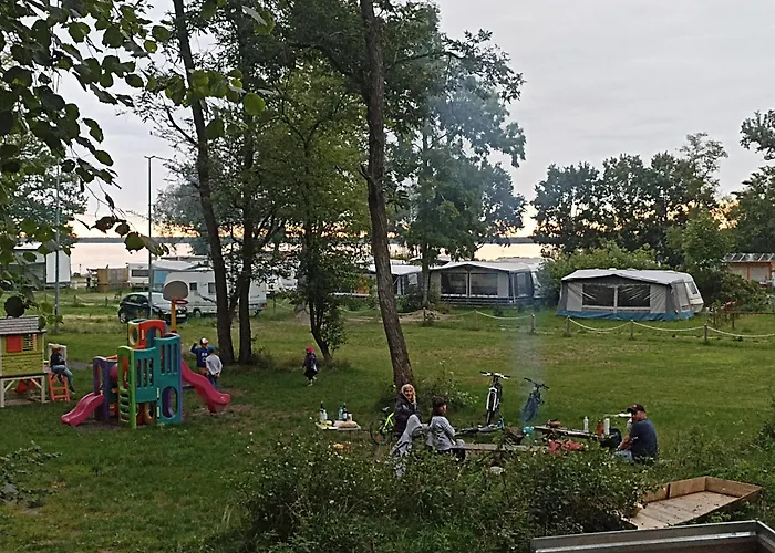 Кемпинг Przyczepa Kempingowa Nad Jez Gardno